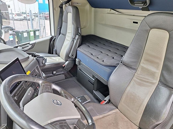 VOLVO Vehicle Rigid 6x2-2 box full side opening 14 of 18