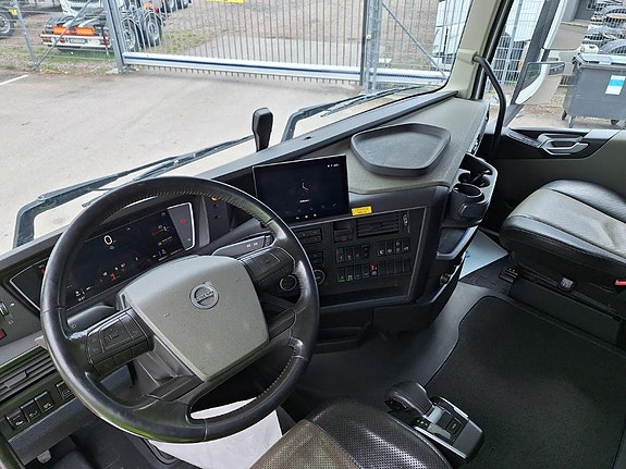 VOLVO Vehicle Rigid 6x2-2 box full side opening 16 of 18