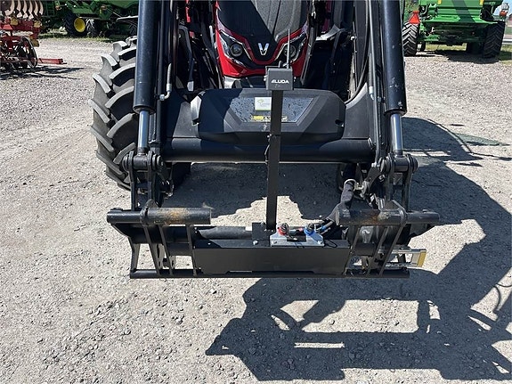 Valtra G105 HI-TECH TRAKTOR 3 of 5