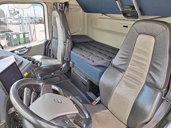 Volvo Vehicle Rigid 6x2-2 box full side opening 3 of 20