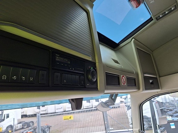 Volvo Vehicle Rigid 6x2-2 box full side opening 17 of 20