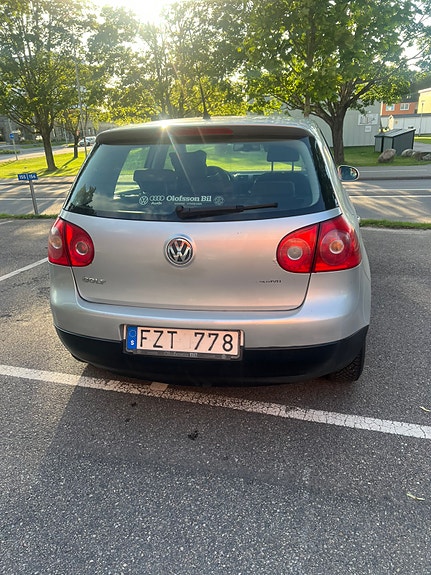 Volkswagen Golf V 2 of 8