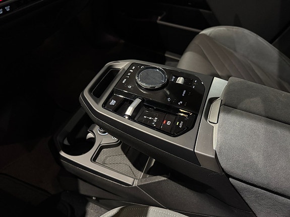 BMW iX 14 of 21