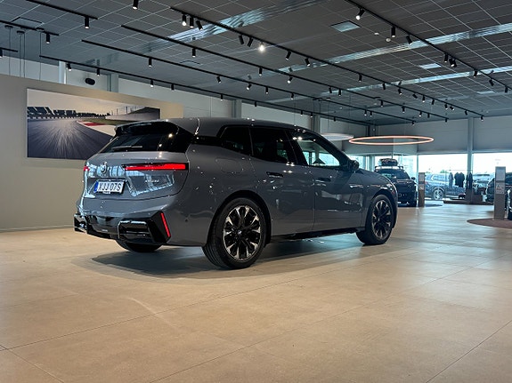BMW iX 4 of 21