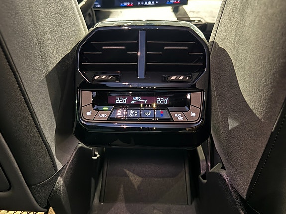 BMW iX 18 of 21