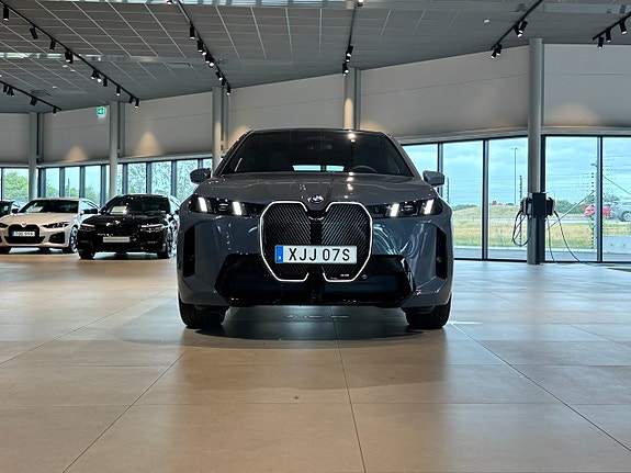 BMW iX 2 of 21