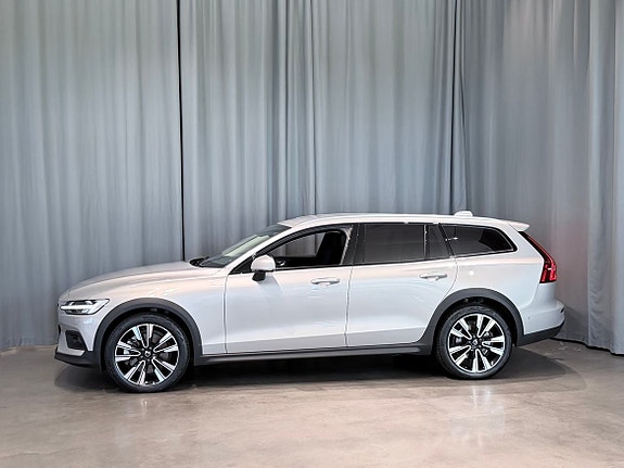 Volvo V60 Cross Country 2 of 13