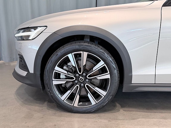 Volvo V60 Cross Country 5 of 13