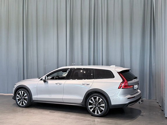 Volvo V60 Cross Country 3 of 13
