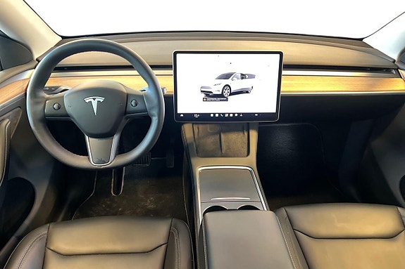 Tesla Model Y 10 of 21