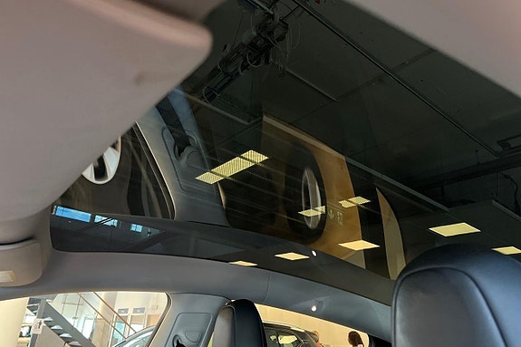 Tesla Model Y 19 of 21