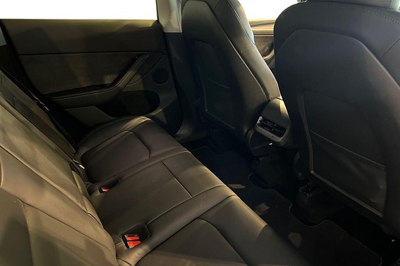 Tesla Model Y 17 of 21