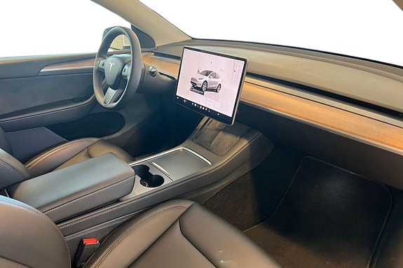 Tesla Model Y 12 of 21