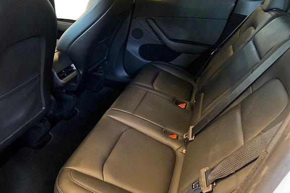 Tesla Model Y 16 of 21