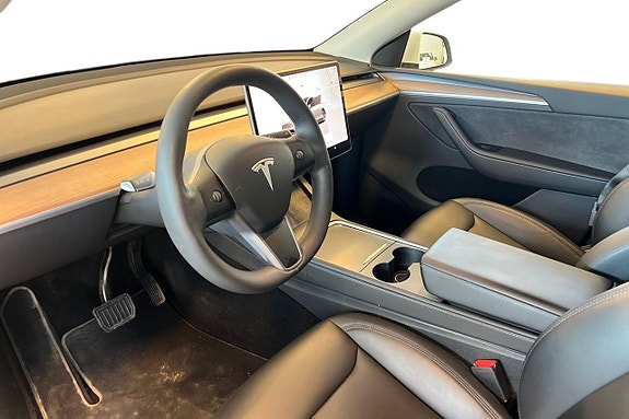 Tesla Model Y 9 of 21