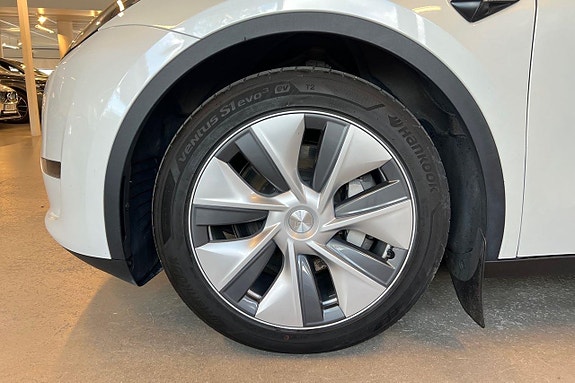 Tesla Model Y 4 of 21