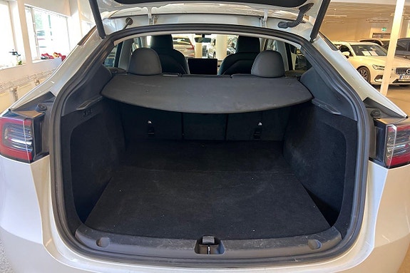 Tesla Model Y 18 of 21