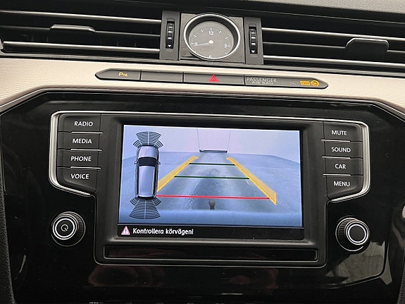 Volkswagen Passat Alltrack 18 of 30