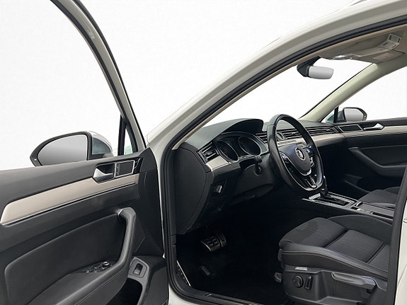 Volkswagen Passat Alltrack 11 of 30