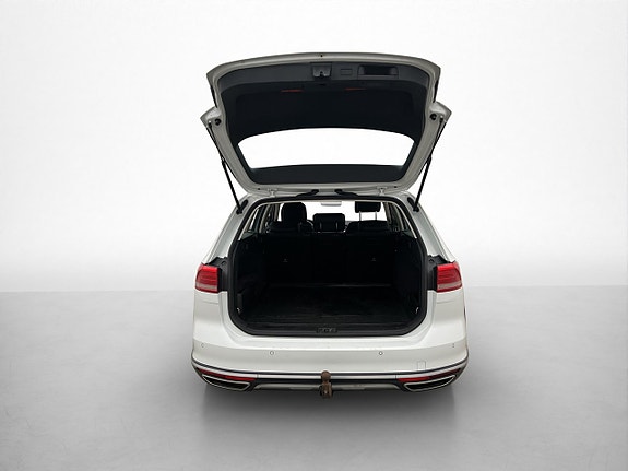Volkswagen Passat Alltrack 28 of 30