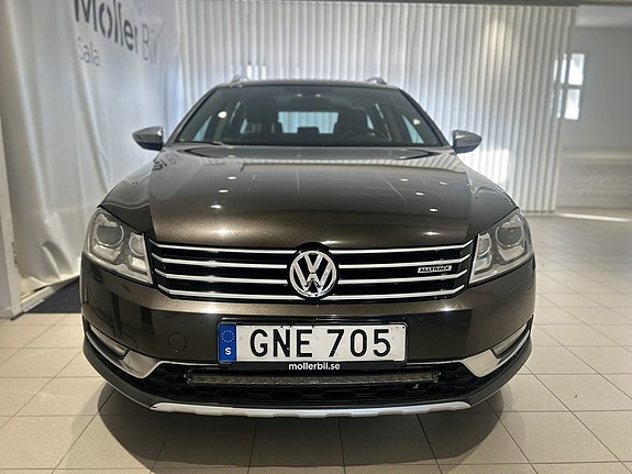 Volkswagen Passat Alltrack 2 of 19