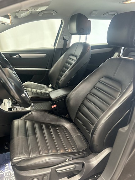 Volkswagen Passat Alltrack 12 of 19
