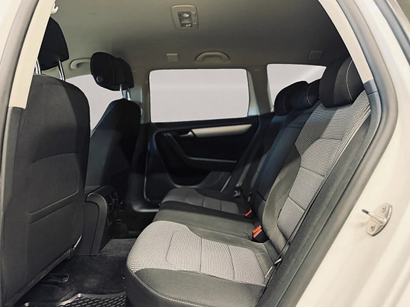 Volkswagen Passat Alltrack 14 of 26