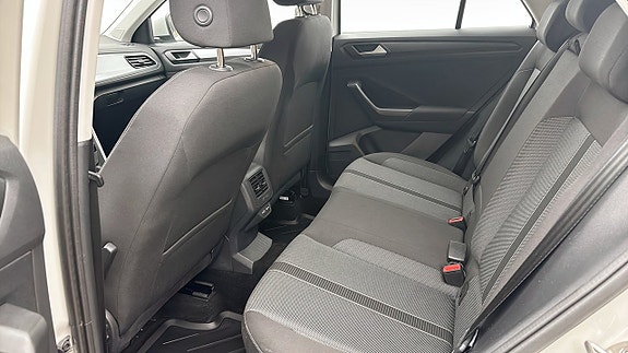 Volkswagen T-Roc 11 of 12