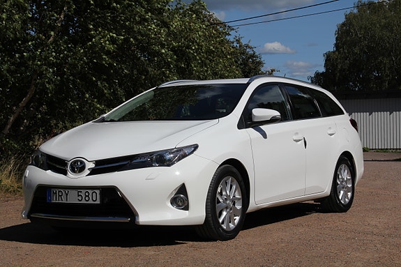Toyota Auris 2 of 10