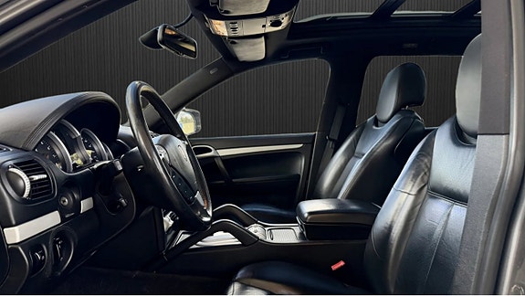 Porsche Cayenne S 6 of 12
