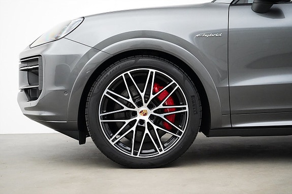 Porsche Cayenne 2 of 30
