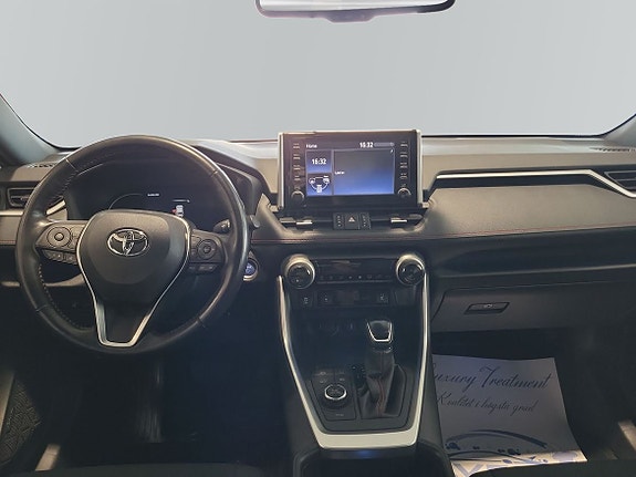Toyota RAV4 8 of 17