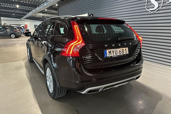Volvo V60 Cross Country 6 of 17