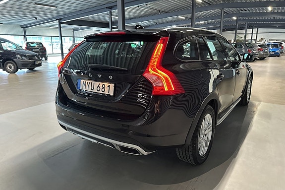 Volvo V60 Cross Country 4 of 17