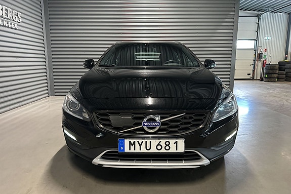 Volvo V60 Cross Country 2 of 17
