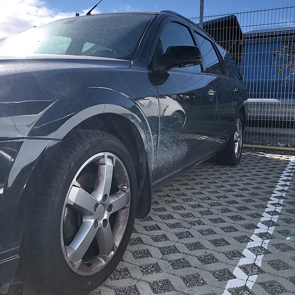 Ford Mondeo 2 of 3