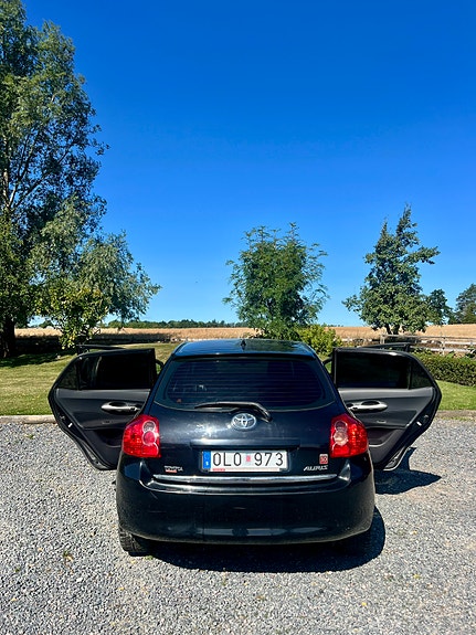 Toyota Auris 2 of 8