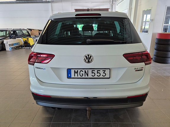 Volkswagen Tiguan 3 of 6