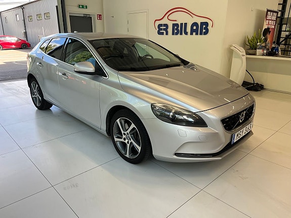 Volvo V40 2 of 7