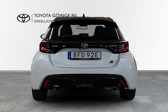 Toyota Yaris 4 of 9