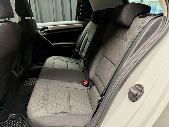 Volkswagen Golf VII 19 of 27