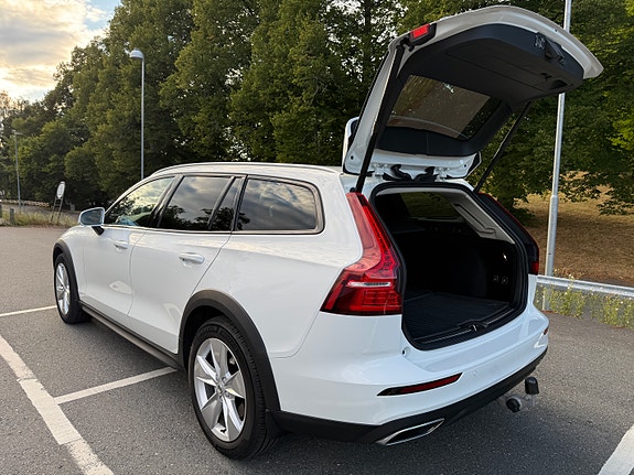 Volvo V60 Cross Country 2 of 5