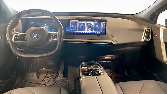 BMW iX 4 of 9
