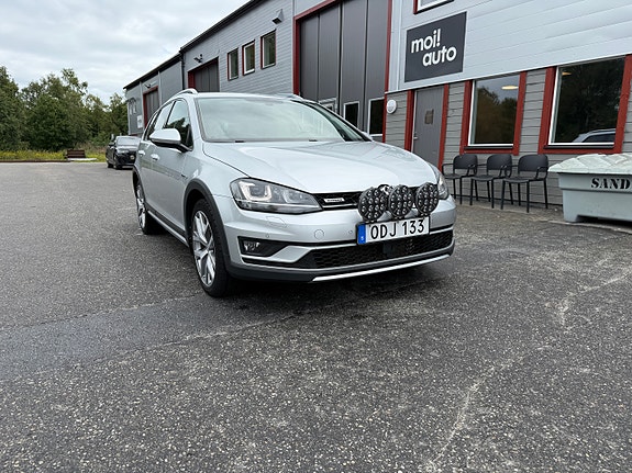 Volkswagen Golf Alltrack 2 of 18