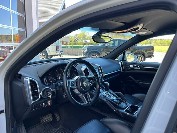 Porsche Cayenne 12 of 14