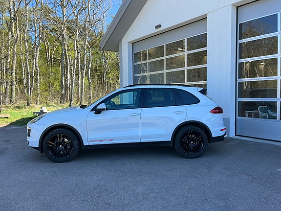 Porsche Cayenne 4 of 14