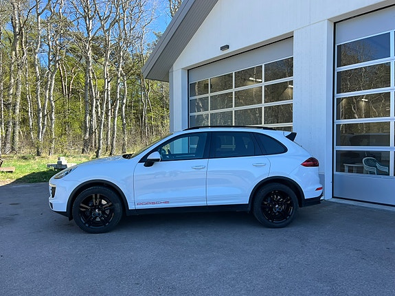 Porsche Cayenne 2 of 14
