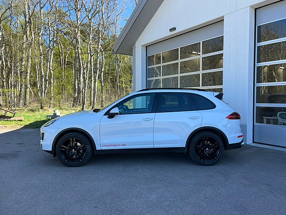 Porsche Cayenne 3 of 14