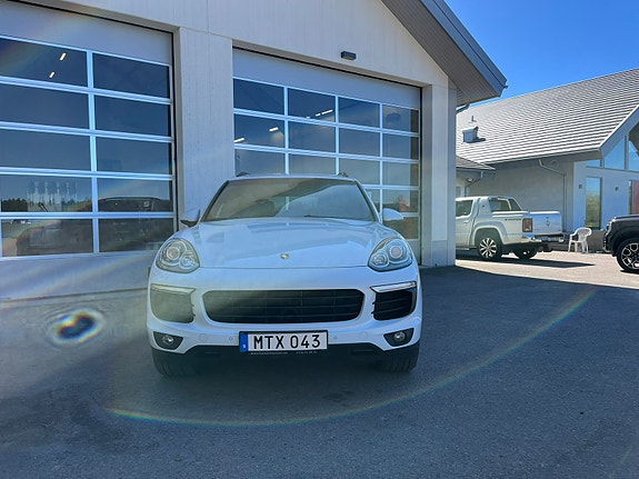 Porsche Cayenne 9 of 14