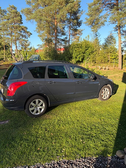Peugeot 308 SW 2 of 3